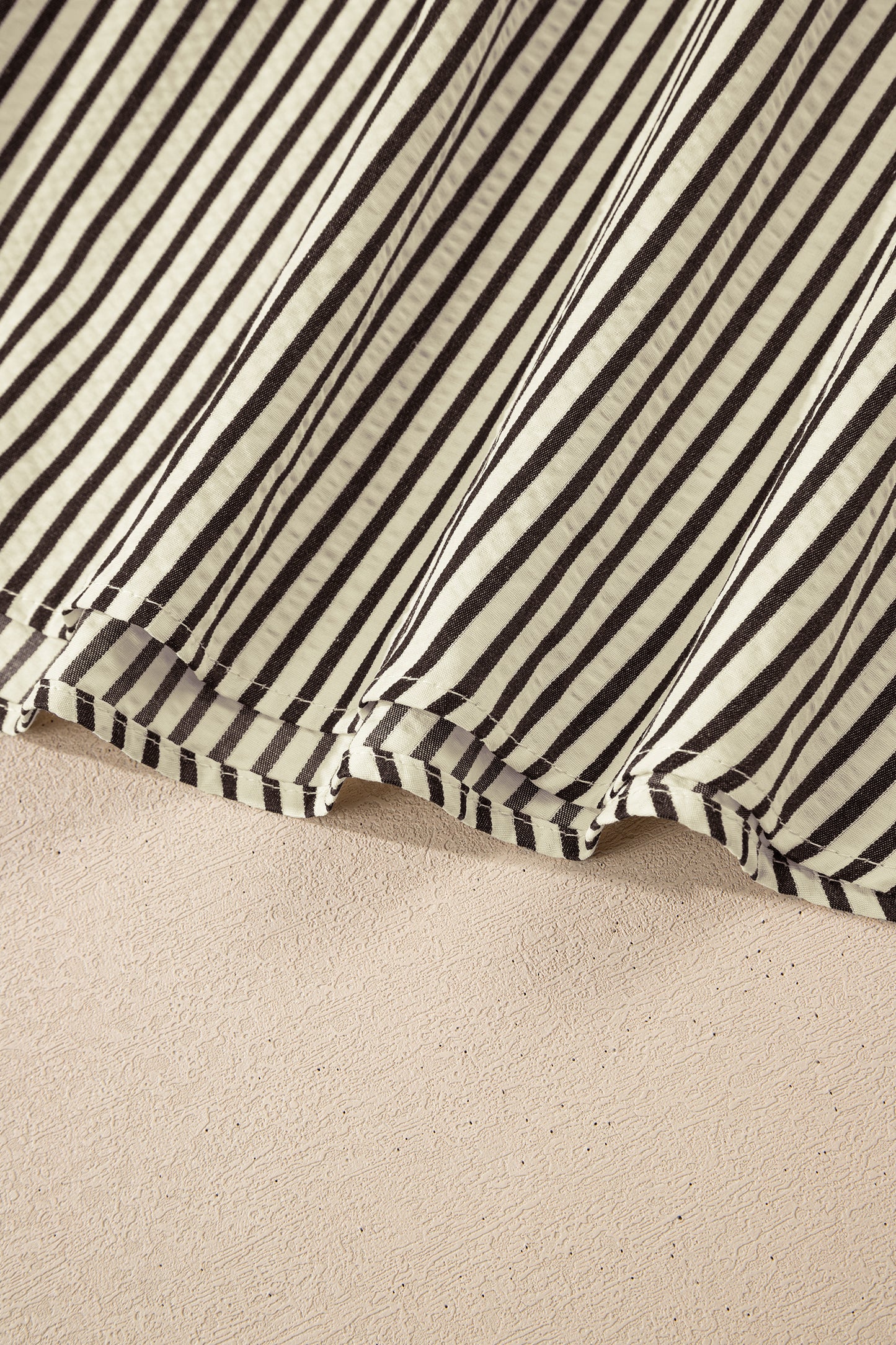 Zwarte gestreepte midi jurk met V-hals, rits en hoge taille