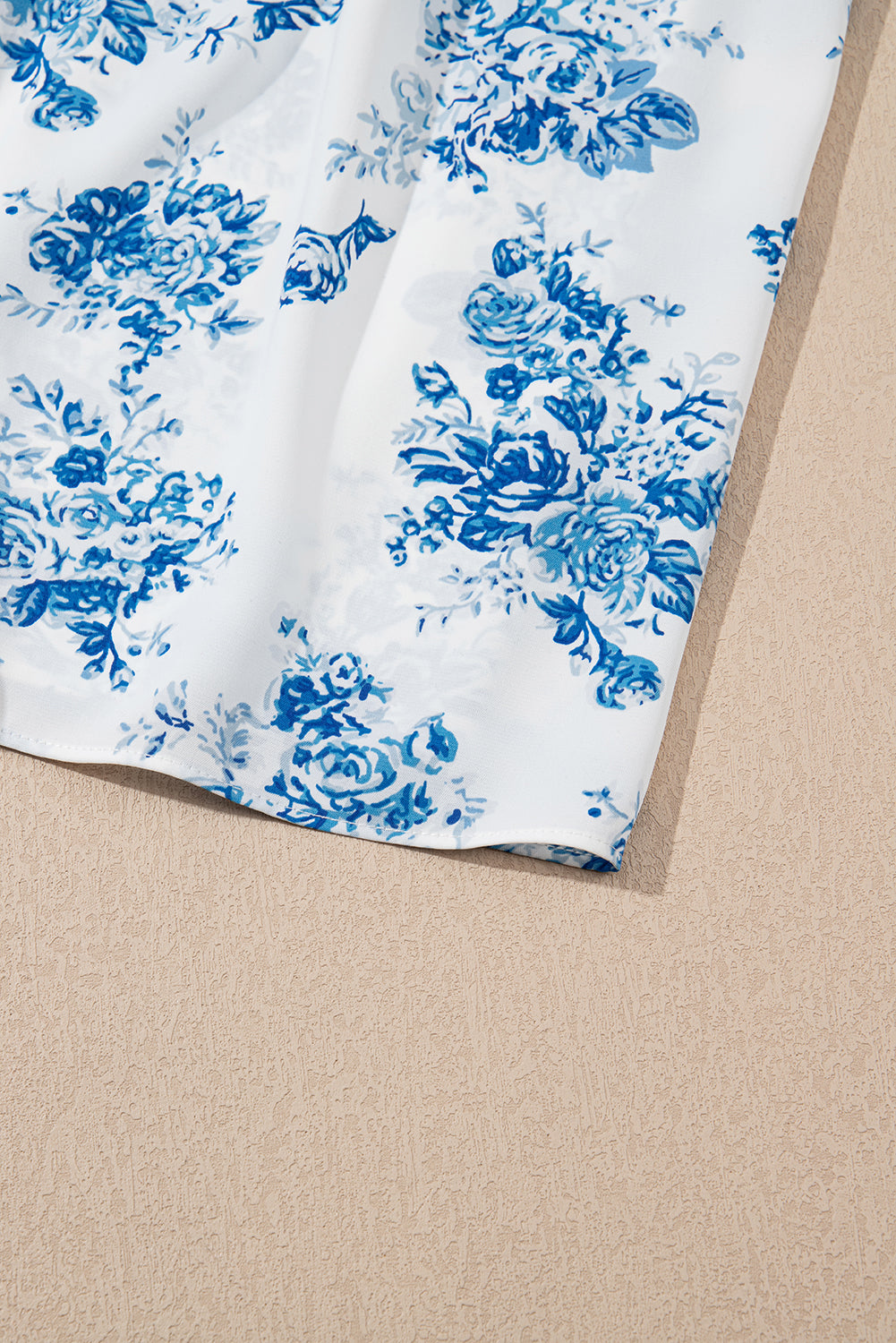 Hemelsblauwe midi jurk met bloemenprint en knoopdetail