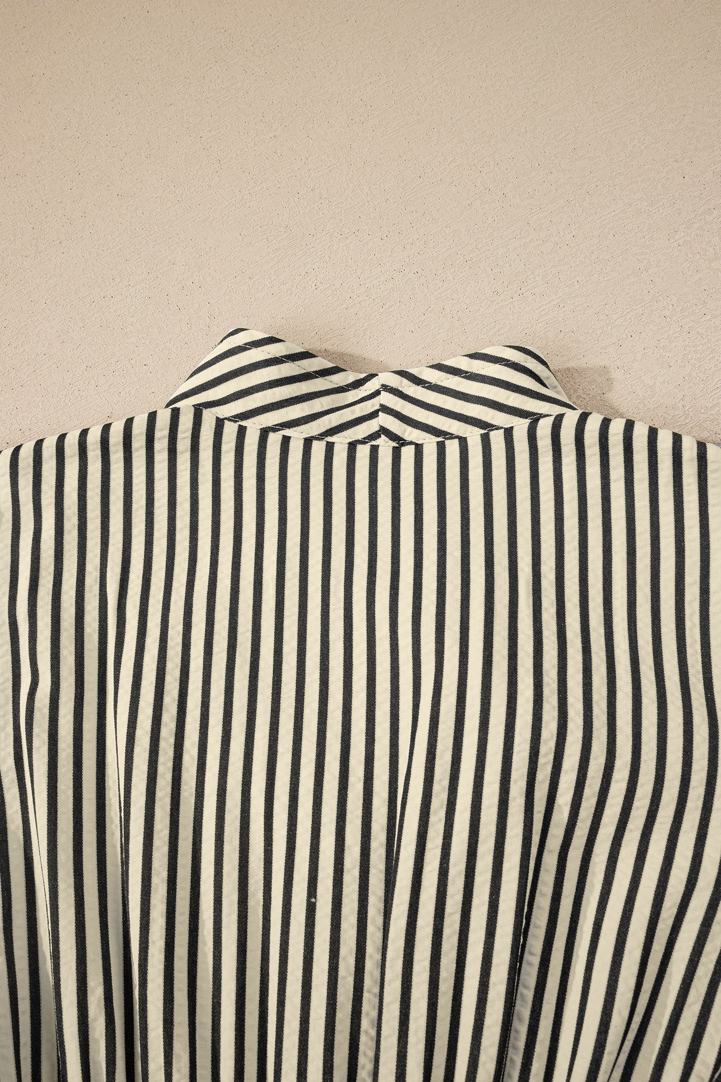 Zwarte gestreepte midi jurk met V-hals, rits en hoge taille