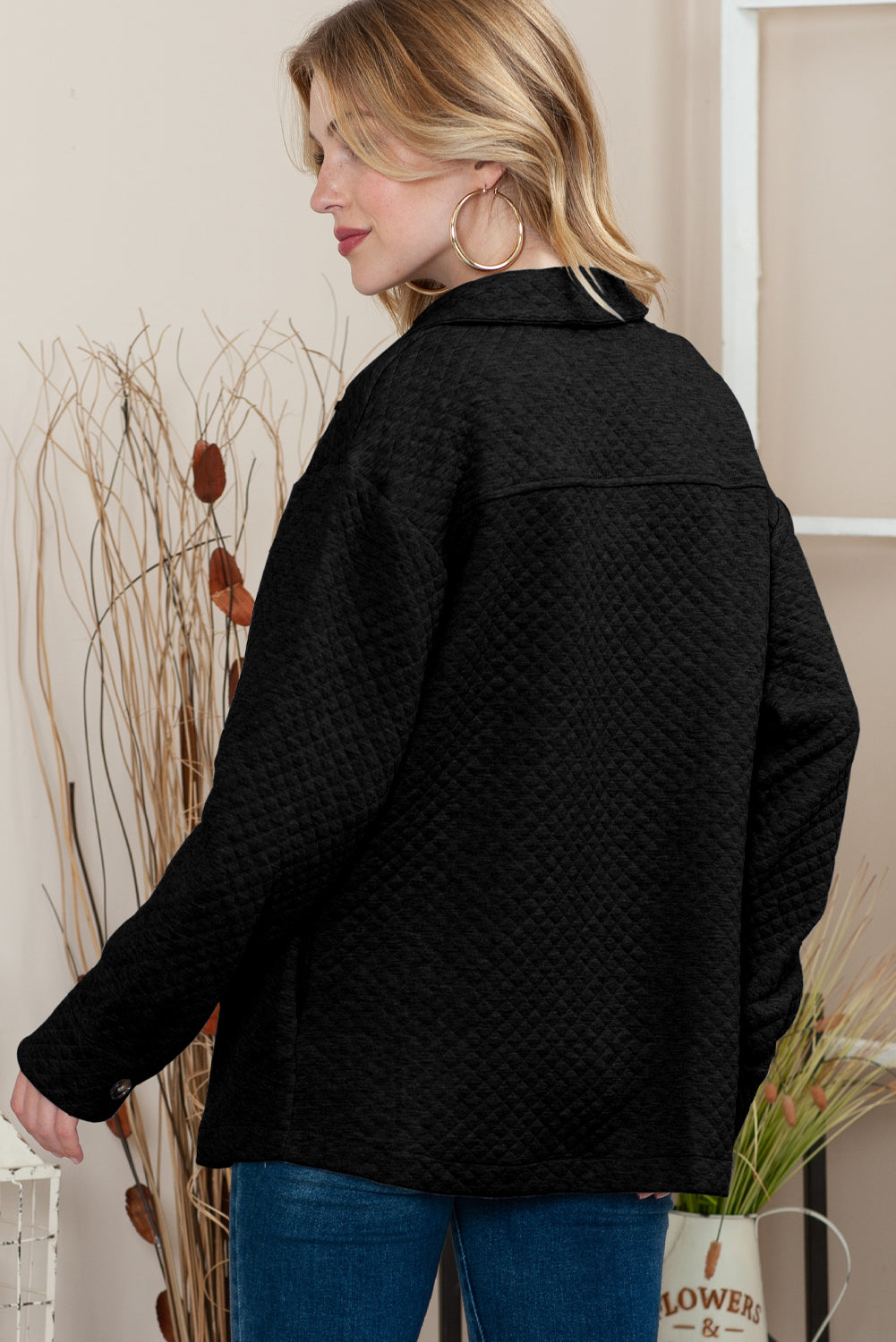 Zwarte gewatteerde shacket met ruitstructuur en klepzakken