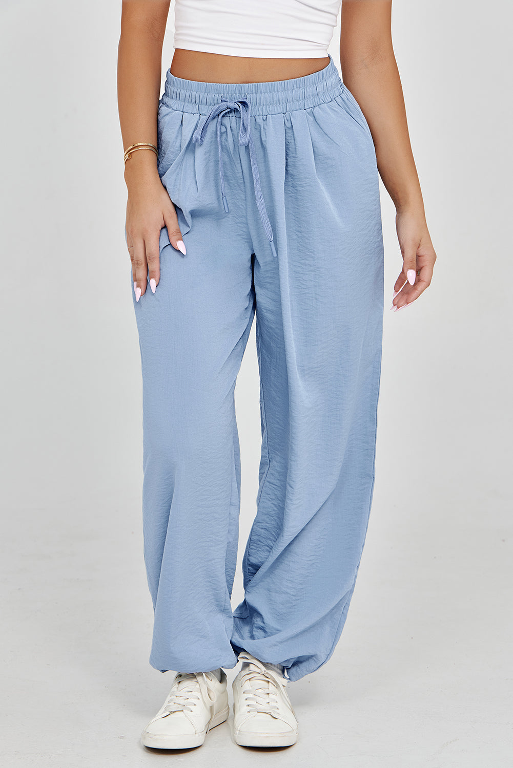 Blauwe losse broek met elastische taille en plooien