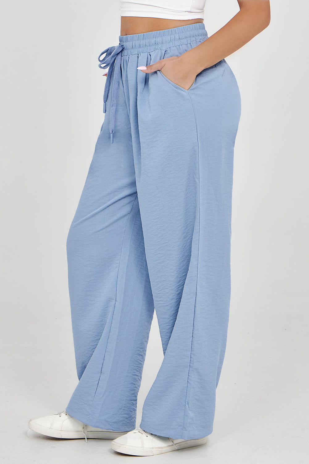 Blauwe losse broek met elastische taille en plooien