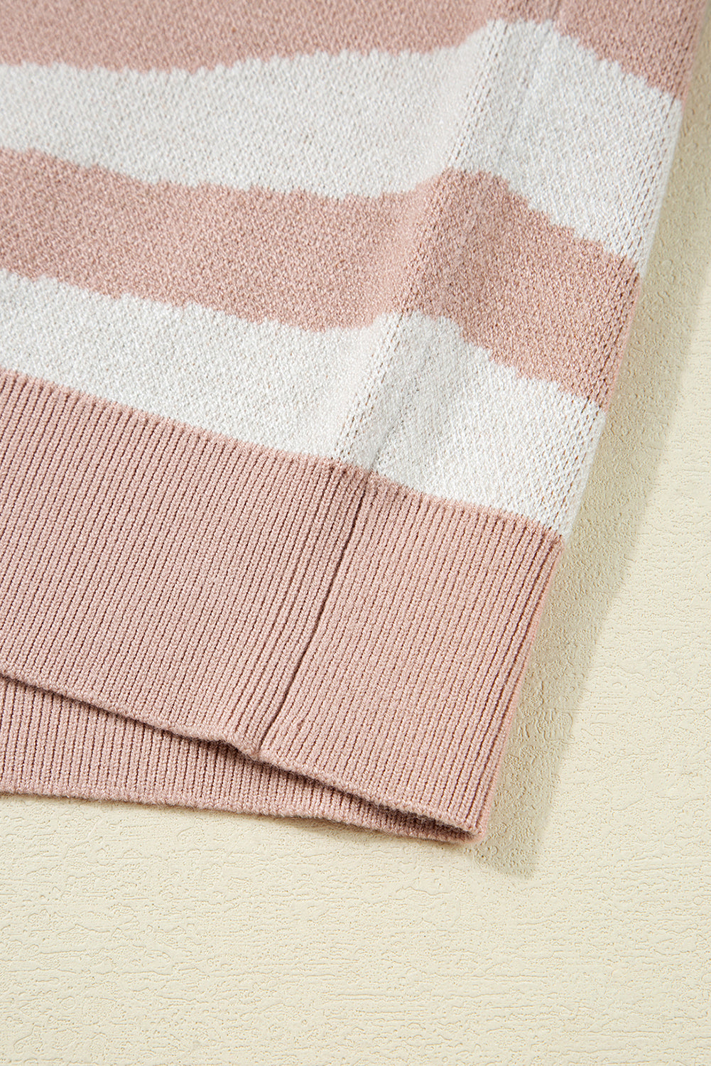 Abrikooskleurig gebreid vest met cactusprint en knoopsluiting