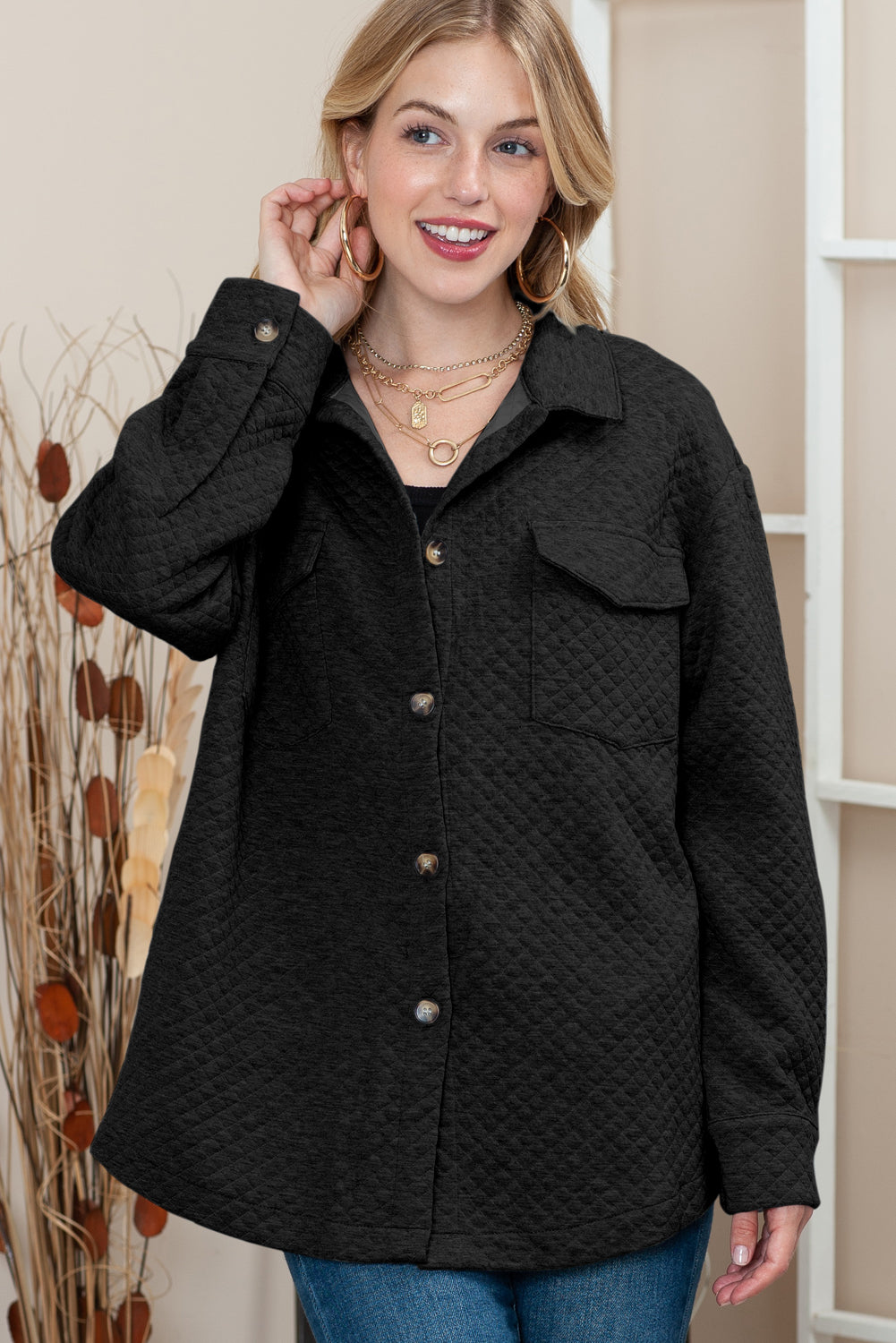 Zwarte gewatteerde shacket met ruitstructuur en klepzakken