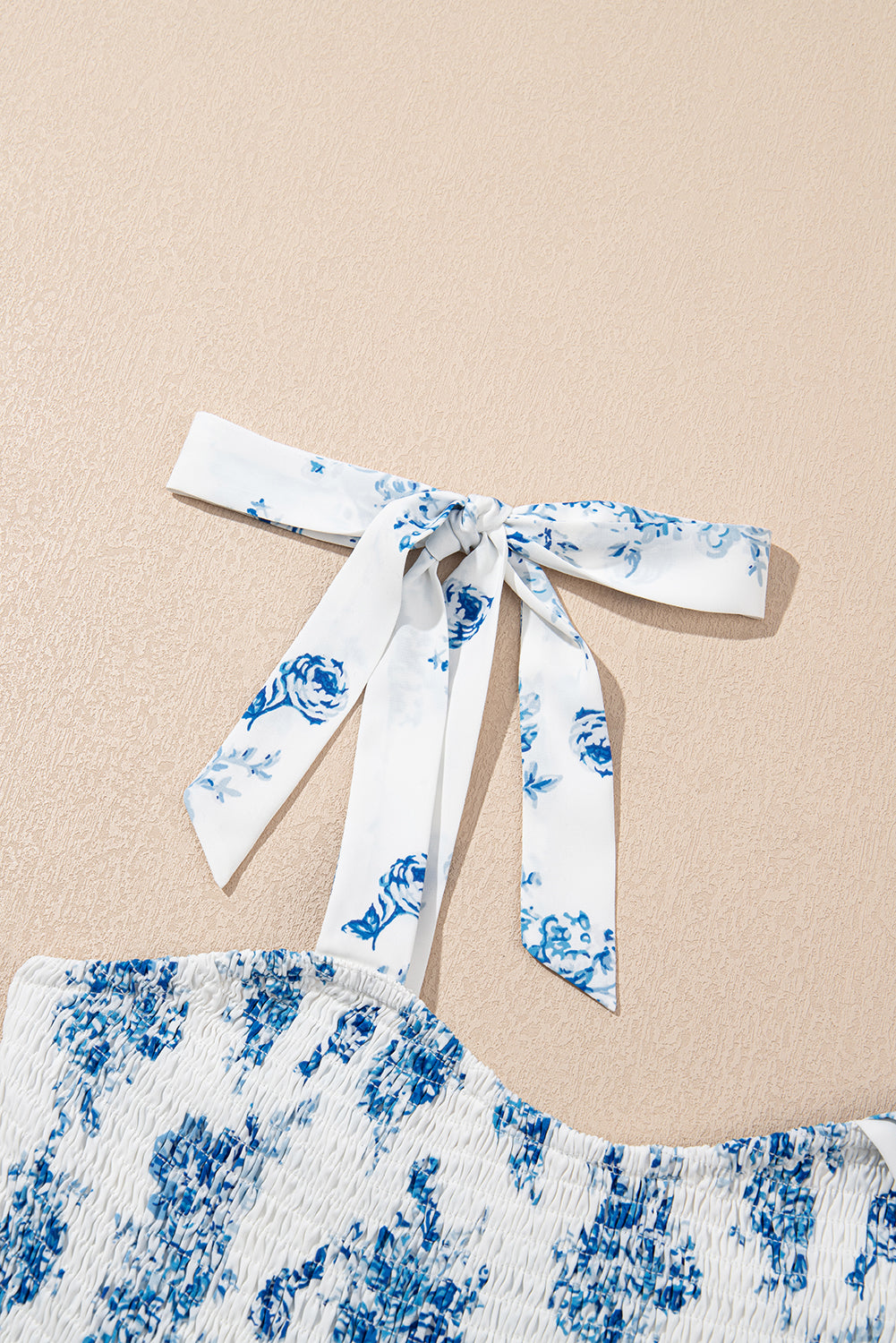 Hemelsblauwe midi jurk met bloemenprint en knoopdetail