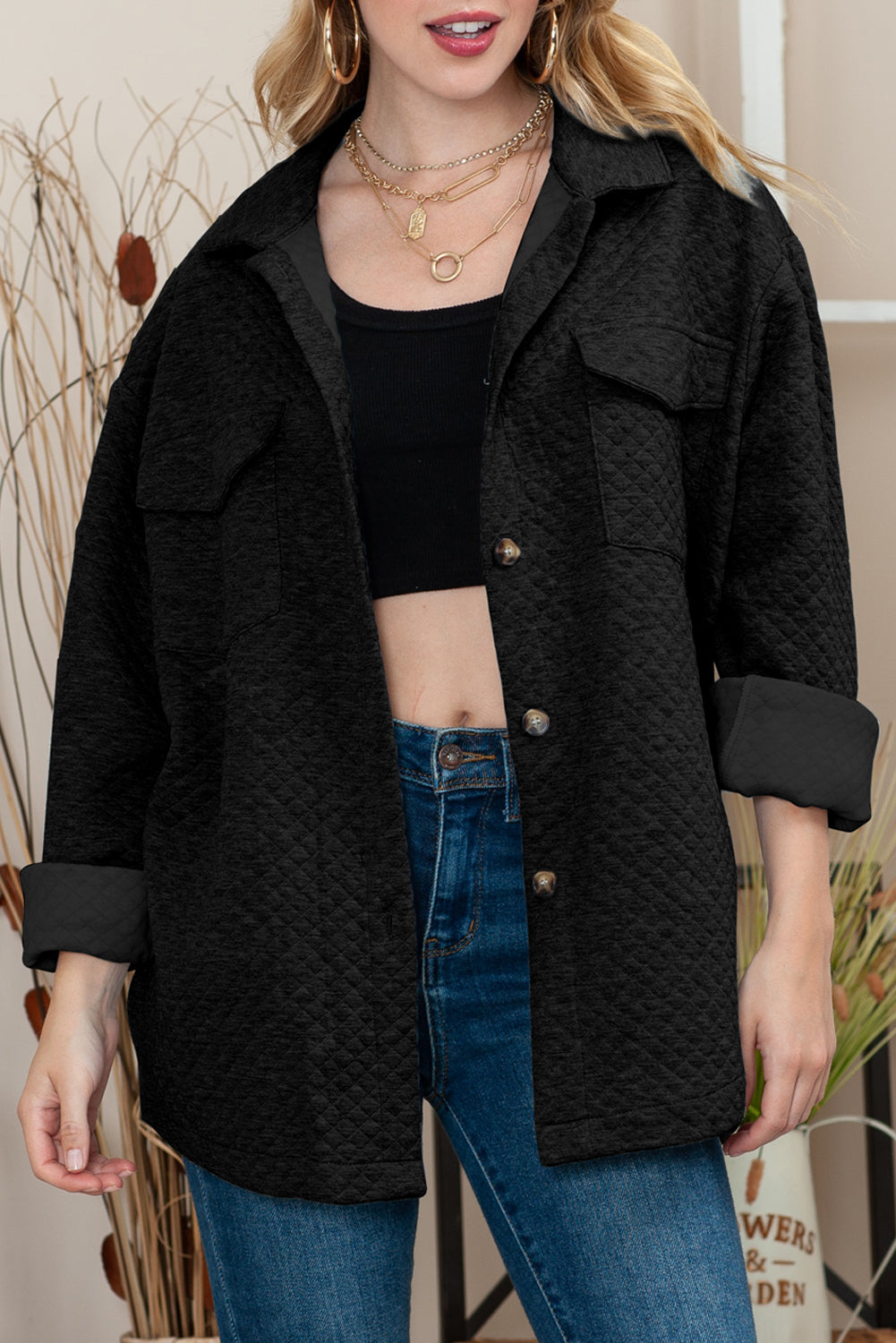 Zwarte gewatteerde shacket met ruitstructuur en klepzakken