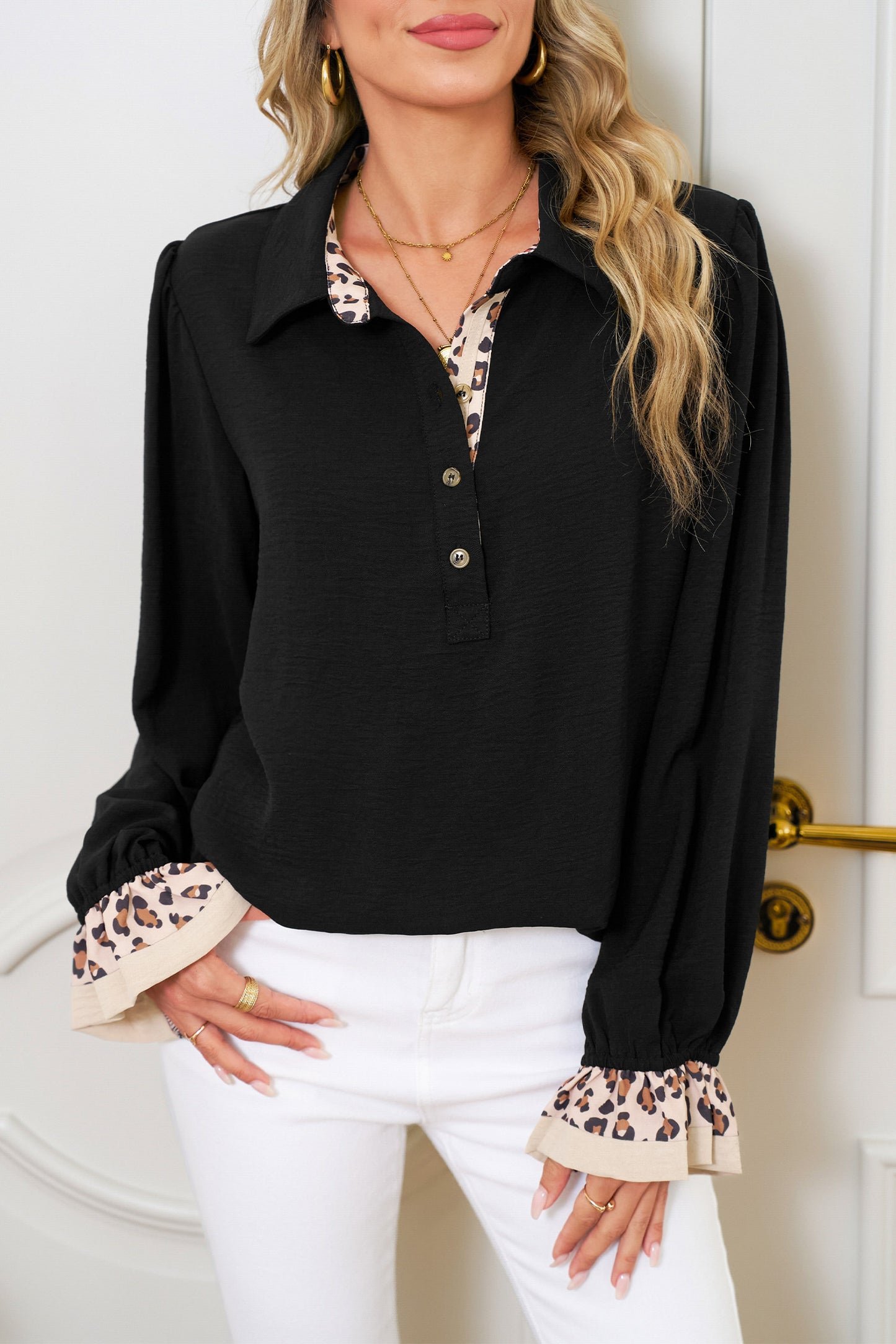 Zwarte blouse met luipaarddetails, V-hals en lange mouwen