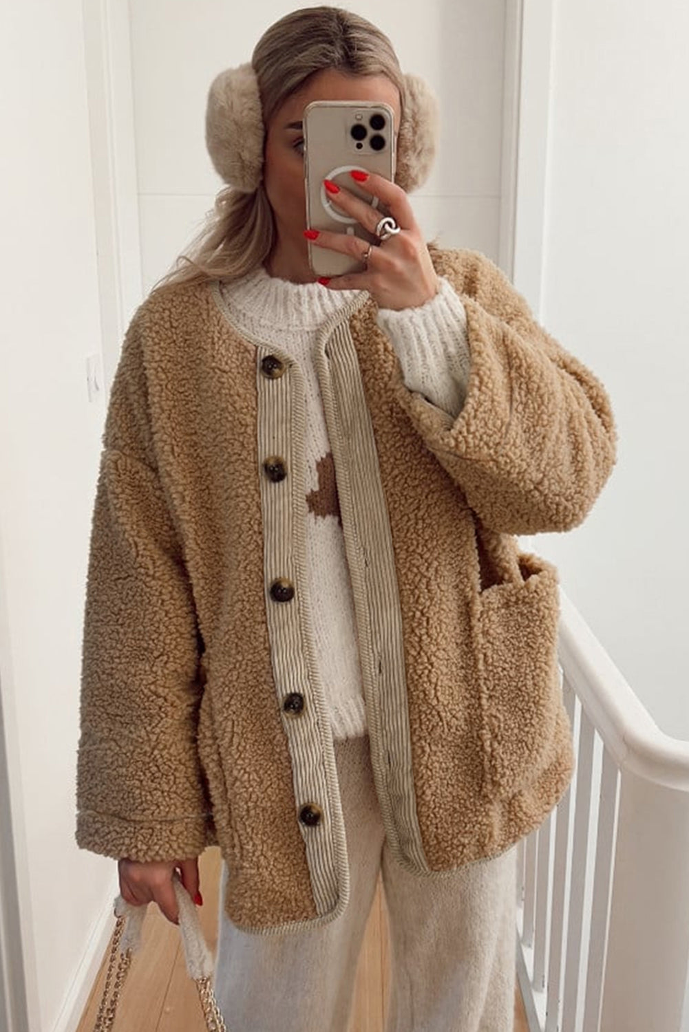 Lichtbeige teddy jas met corduroy details en grote zakken