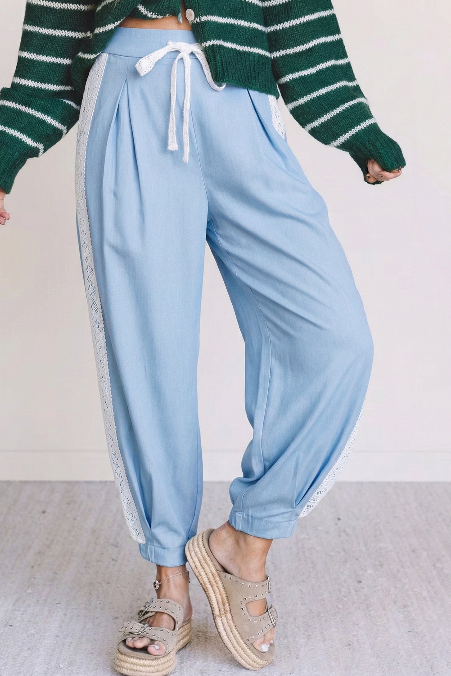 Blauwe wijde broek met bloemenprint, kanten details en steekzakken