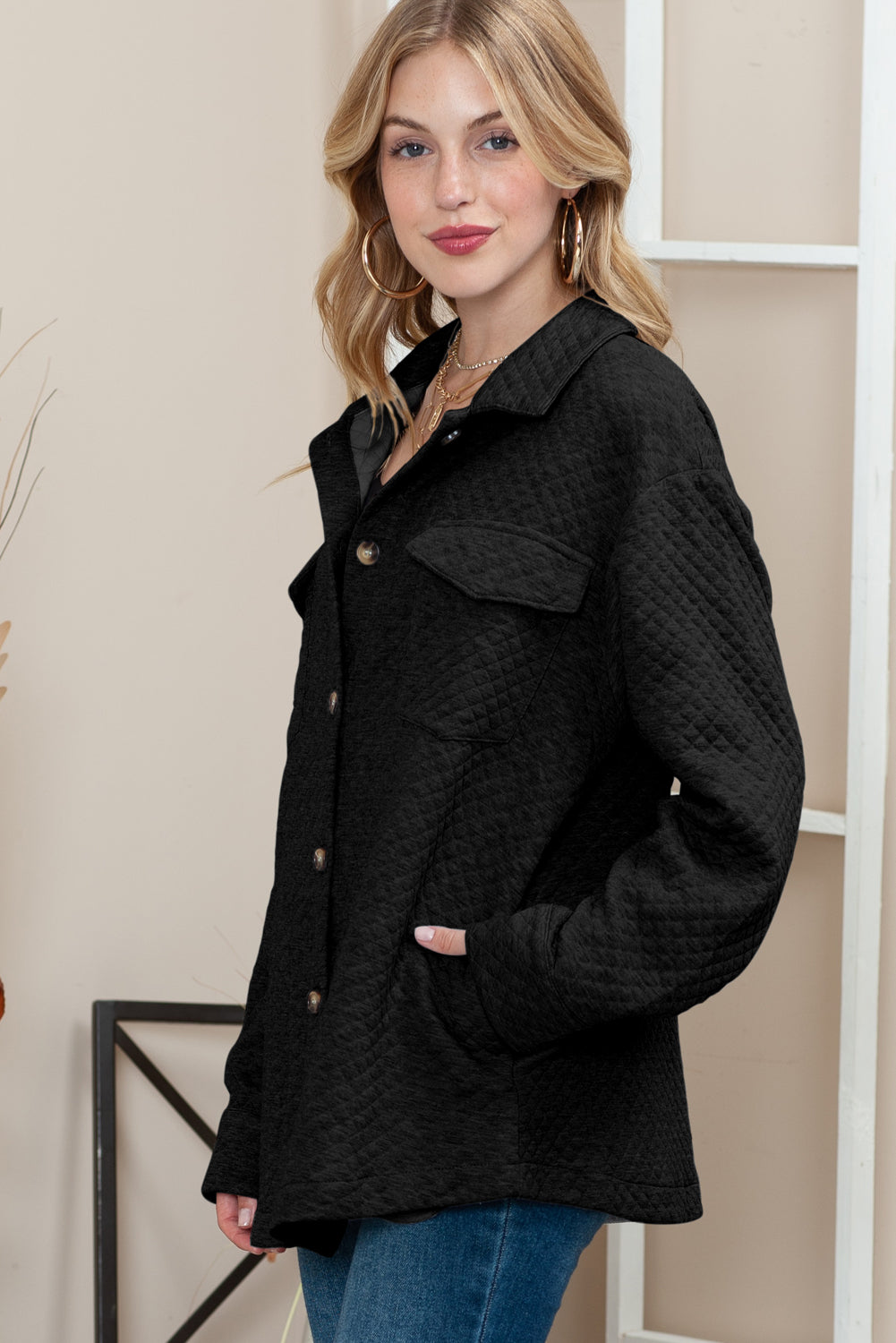 Zwarte gewatteerde shacket met ruitstructuur en klepzakken